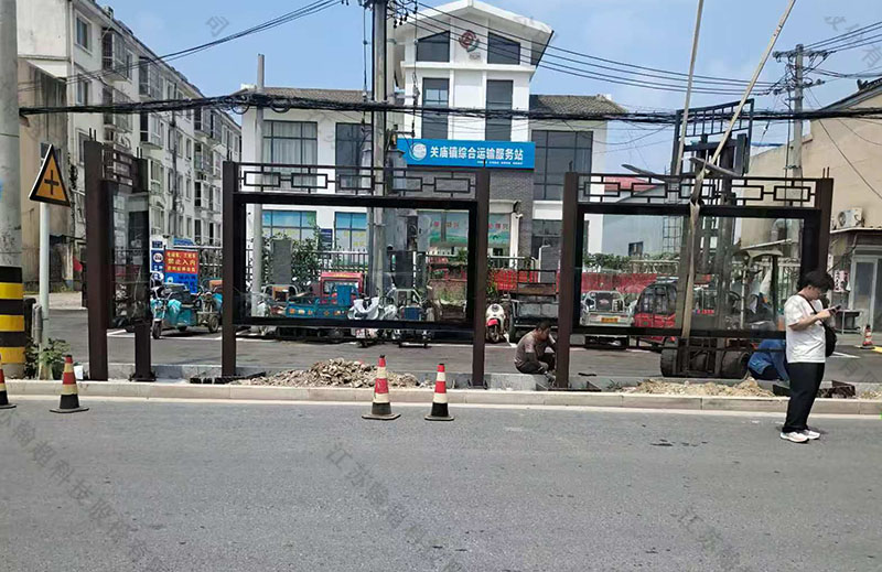 宿豫仿古公交车候车亭安装实景