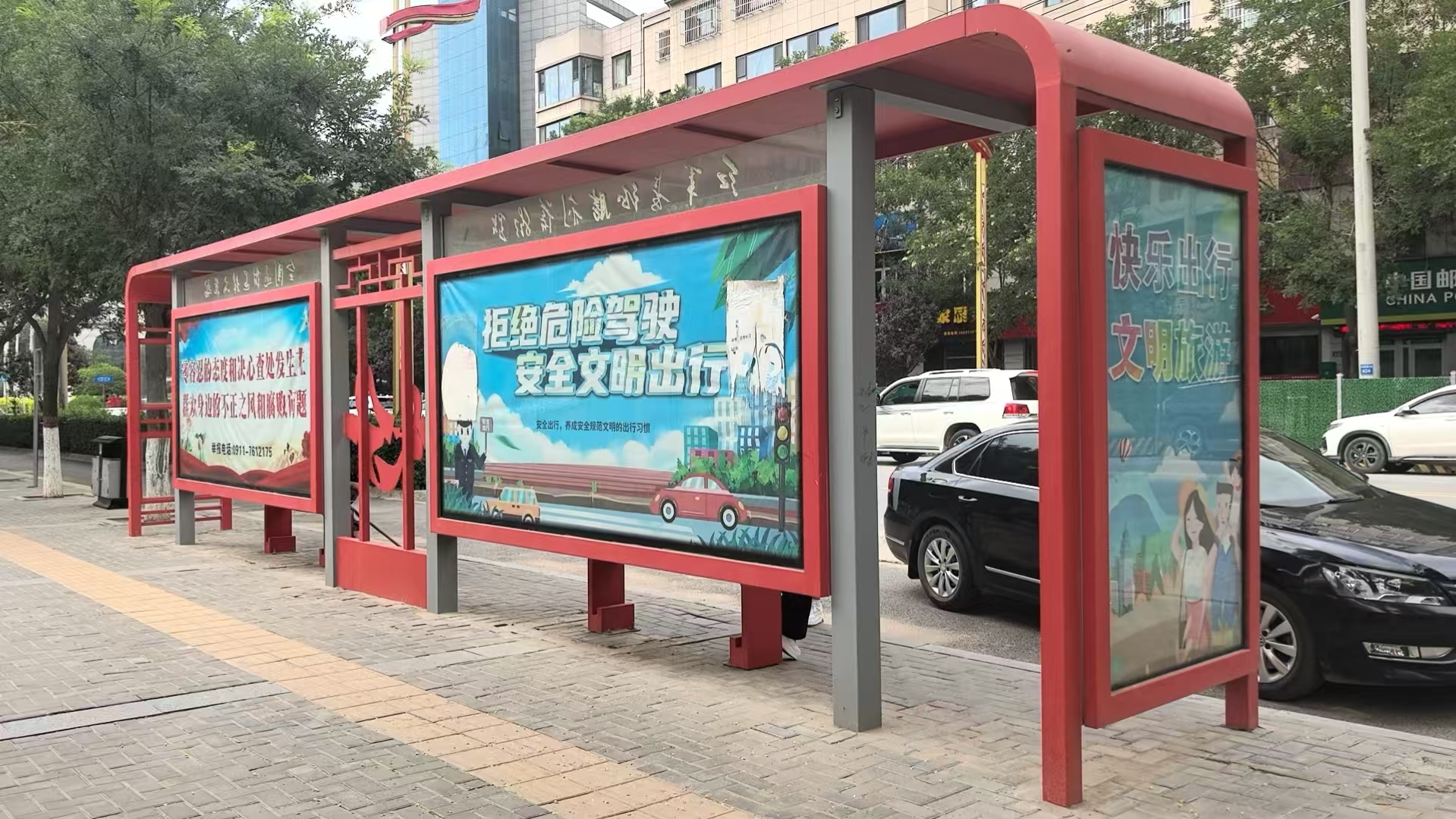 红色定制款公交站台