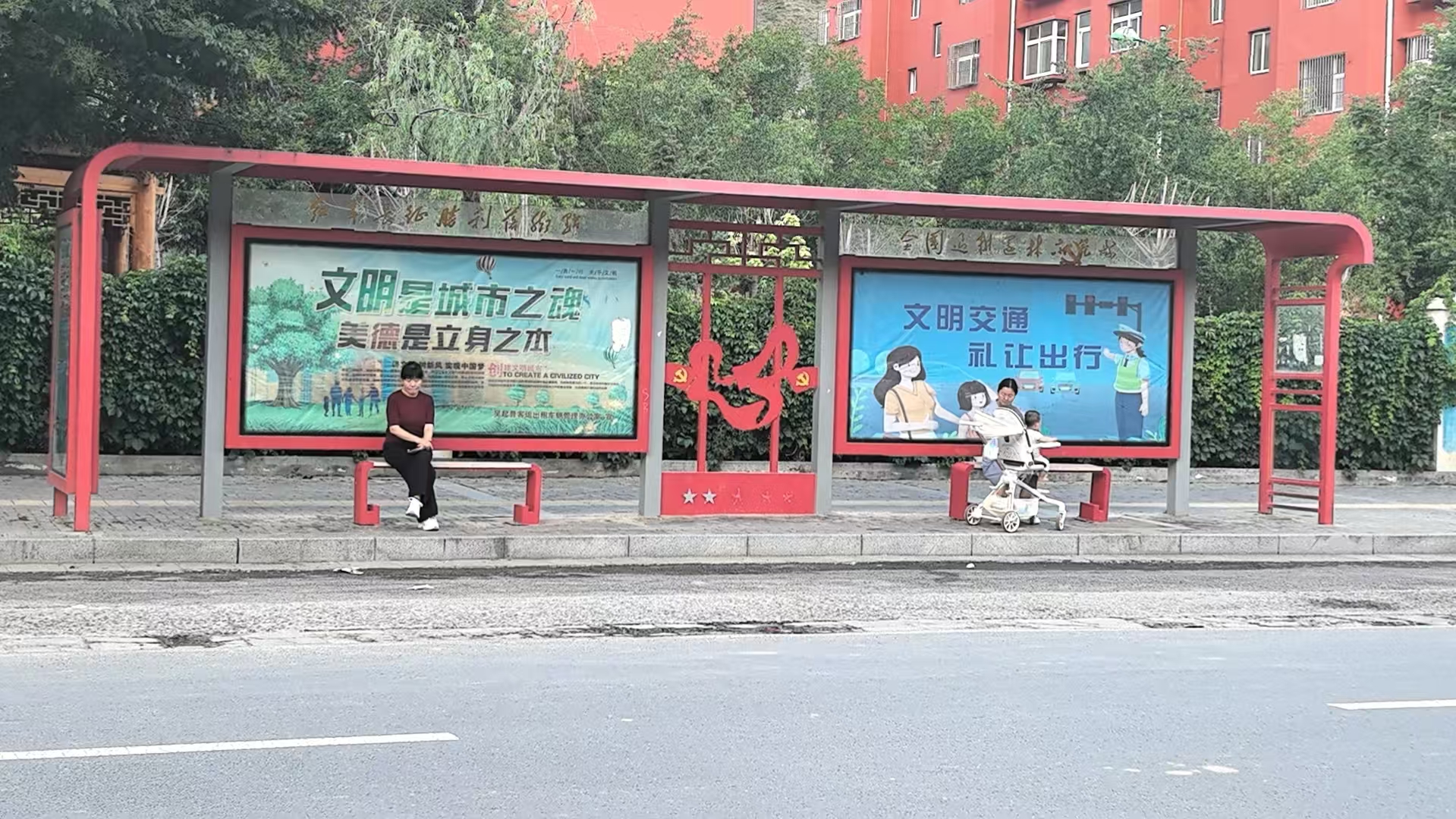 延安红色款公交车候车亭